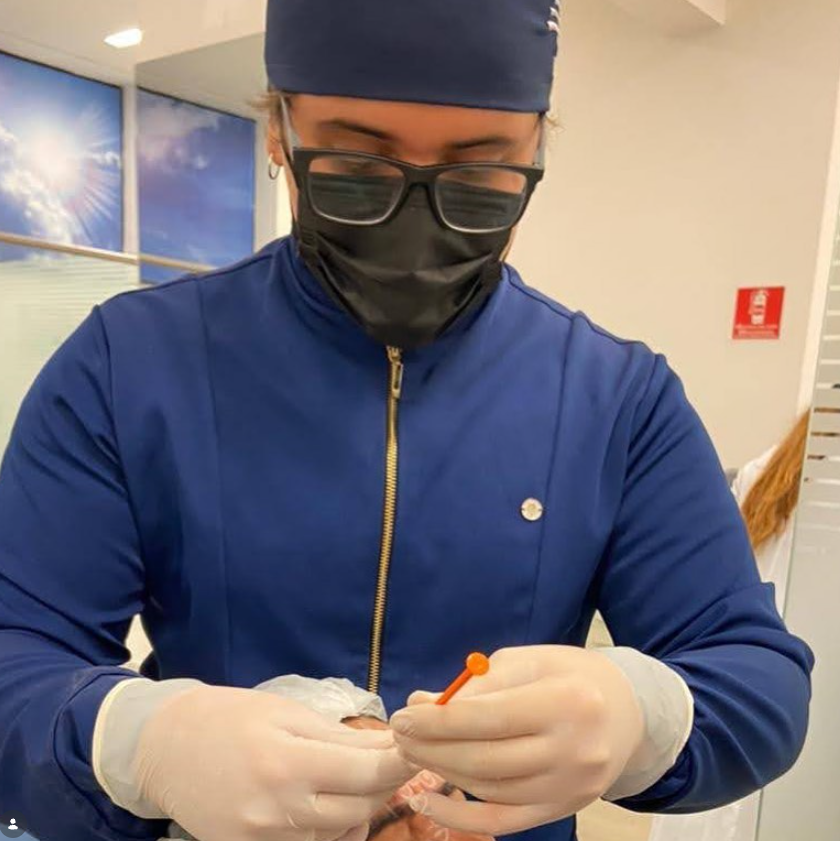 Dr. Matheus Chu durante procedimento odontológico